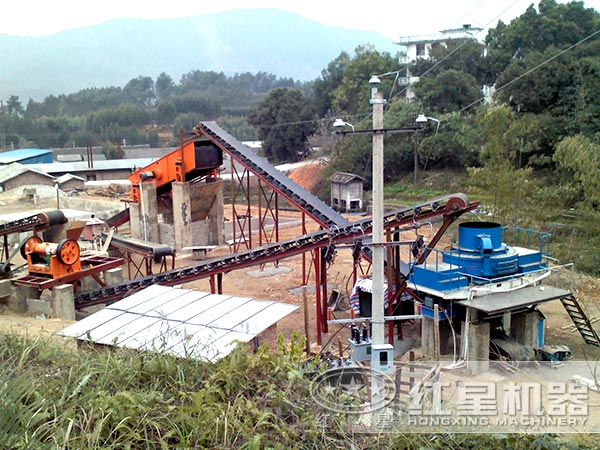 礦山破碎設(shè)備現(xiàn)場(chǎng)