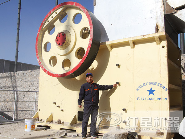 顎式破碎機(jī)生產(chǎn)現(xiàn)場(chǎng)